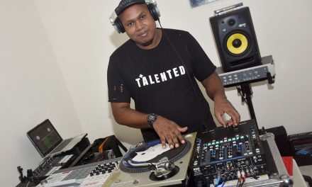 DJ Alfa Drum imparte clases de manejo de disco (Disk Jokey)