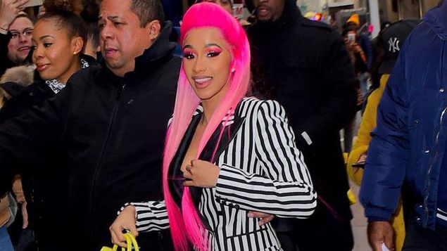 Cardi B rechaza declararse culpable en caso de agresión a dos camareras.