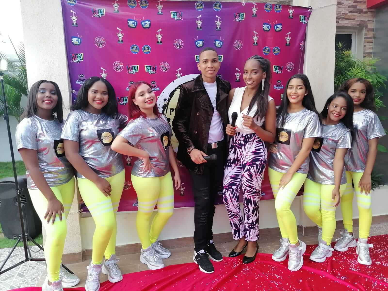 Comunicadora Nhayide Mejía presenta la alfombra de los Premios Latín Club Music.