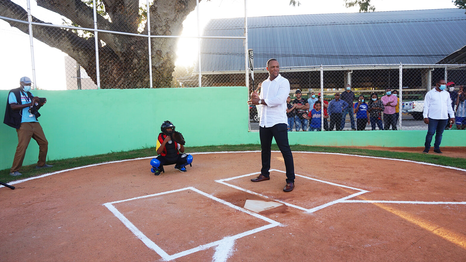 Adrián Beltré Pérez entrega campo de béisbol totalmente remodelado