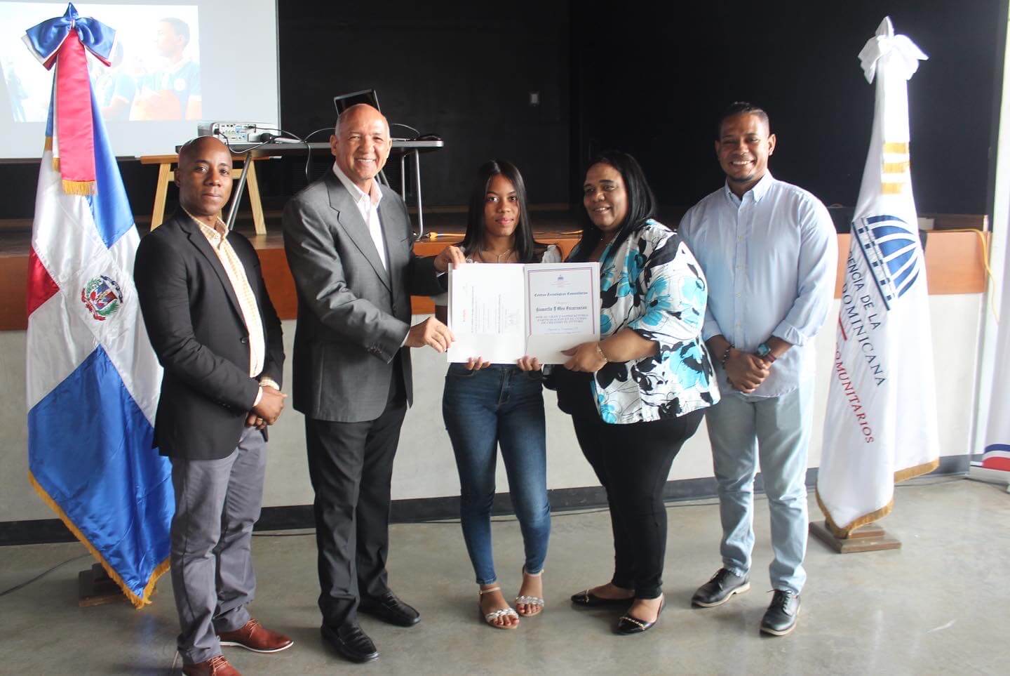 Centros Tecnológicos Comunitarios gradúa jóvenes en programa “Creando tu Futuro”