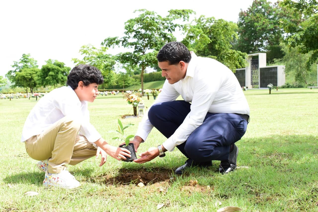 Puerta del Cielo Reforesta con Robles para recordar a Papá