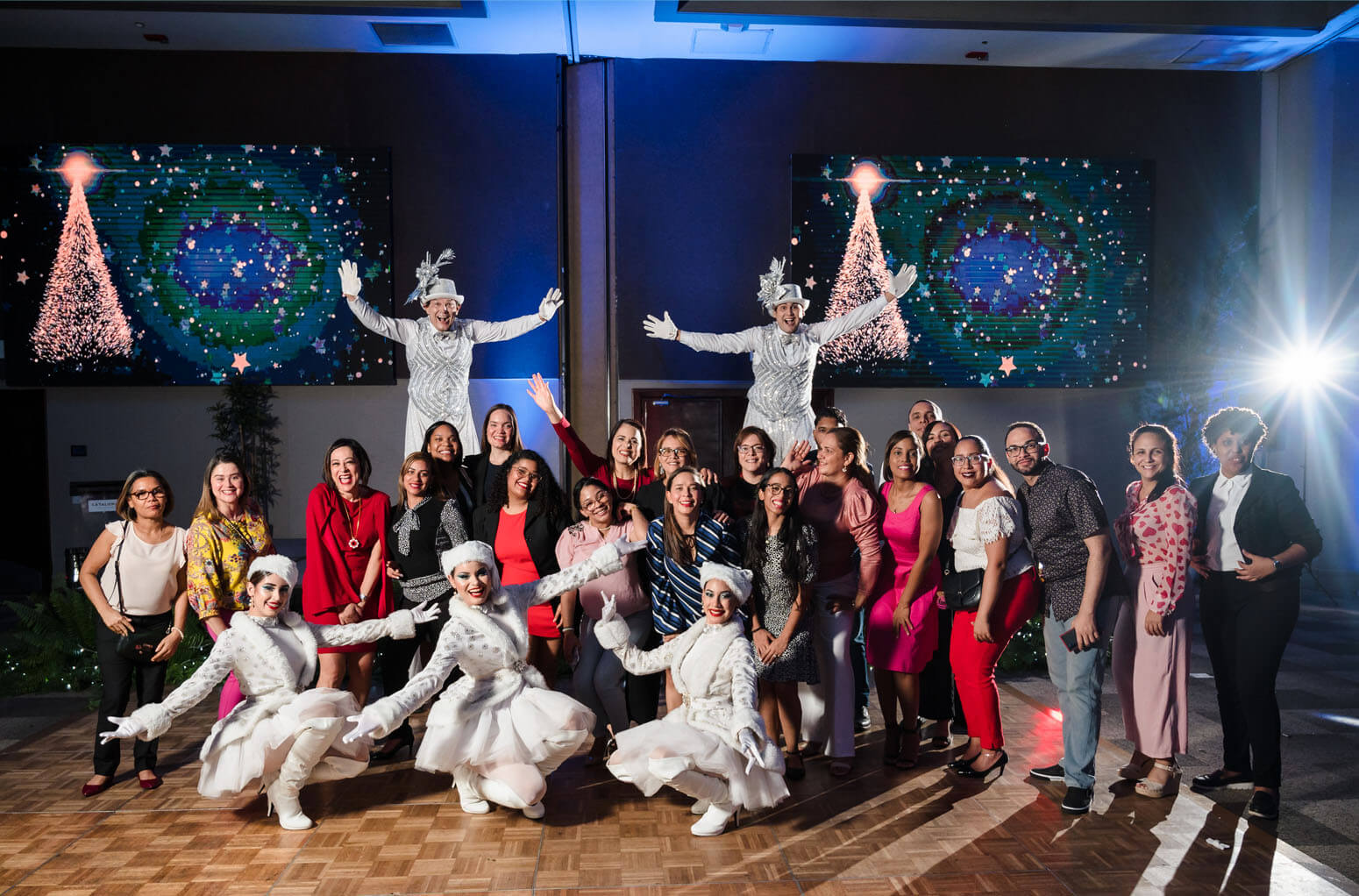 En un ambiente navideño, Catalonia Santo Domingo ofreció detalles de su paquete navideño 2022