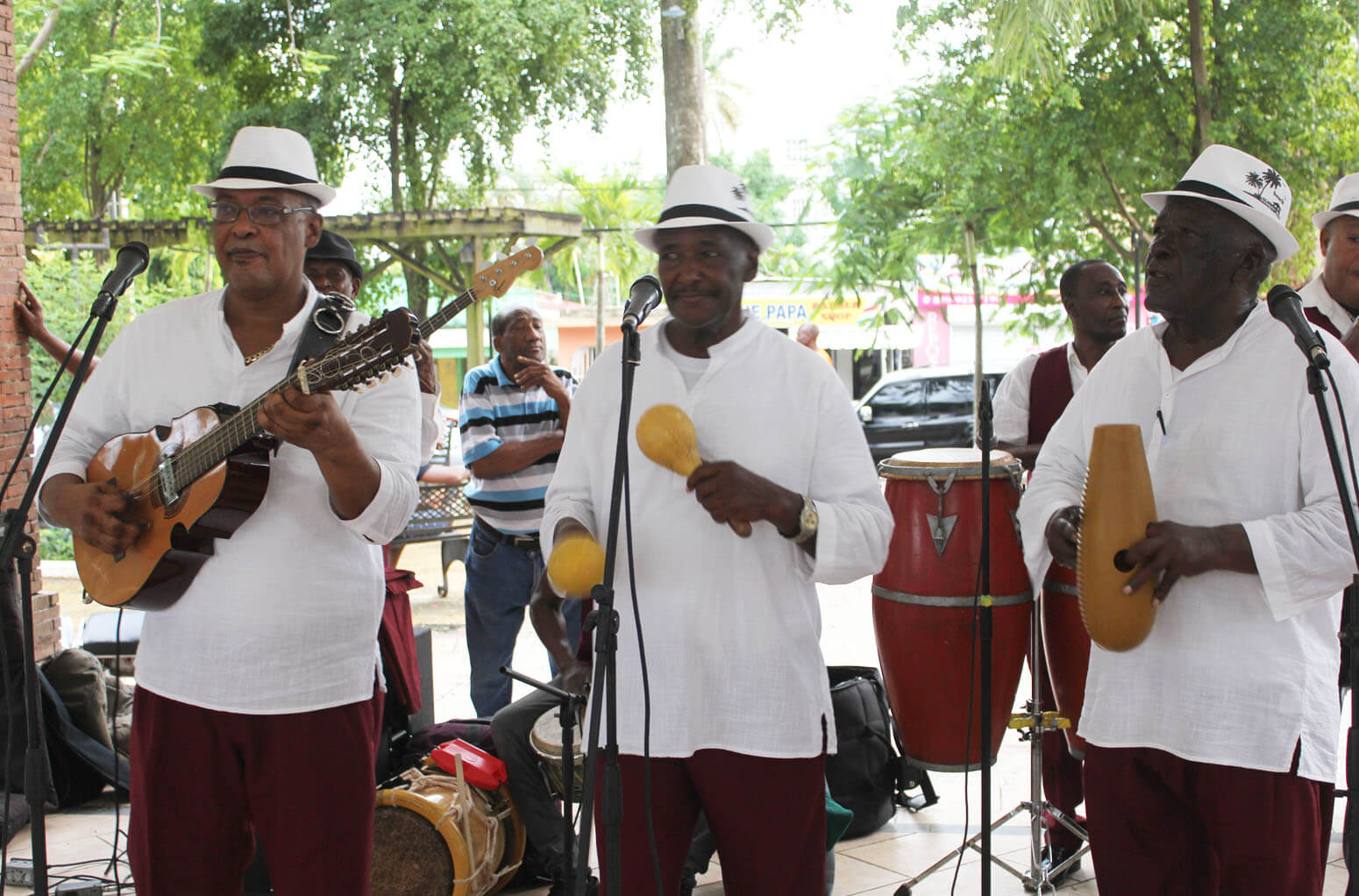 A ritmo de “Son” Los Hermanos Heredia ponen a bailar a decenas de personas en Villa Mella