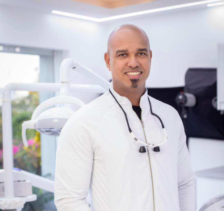 Dr. Daneiris Santana consagrado el odontólogo de las celebridades 