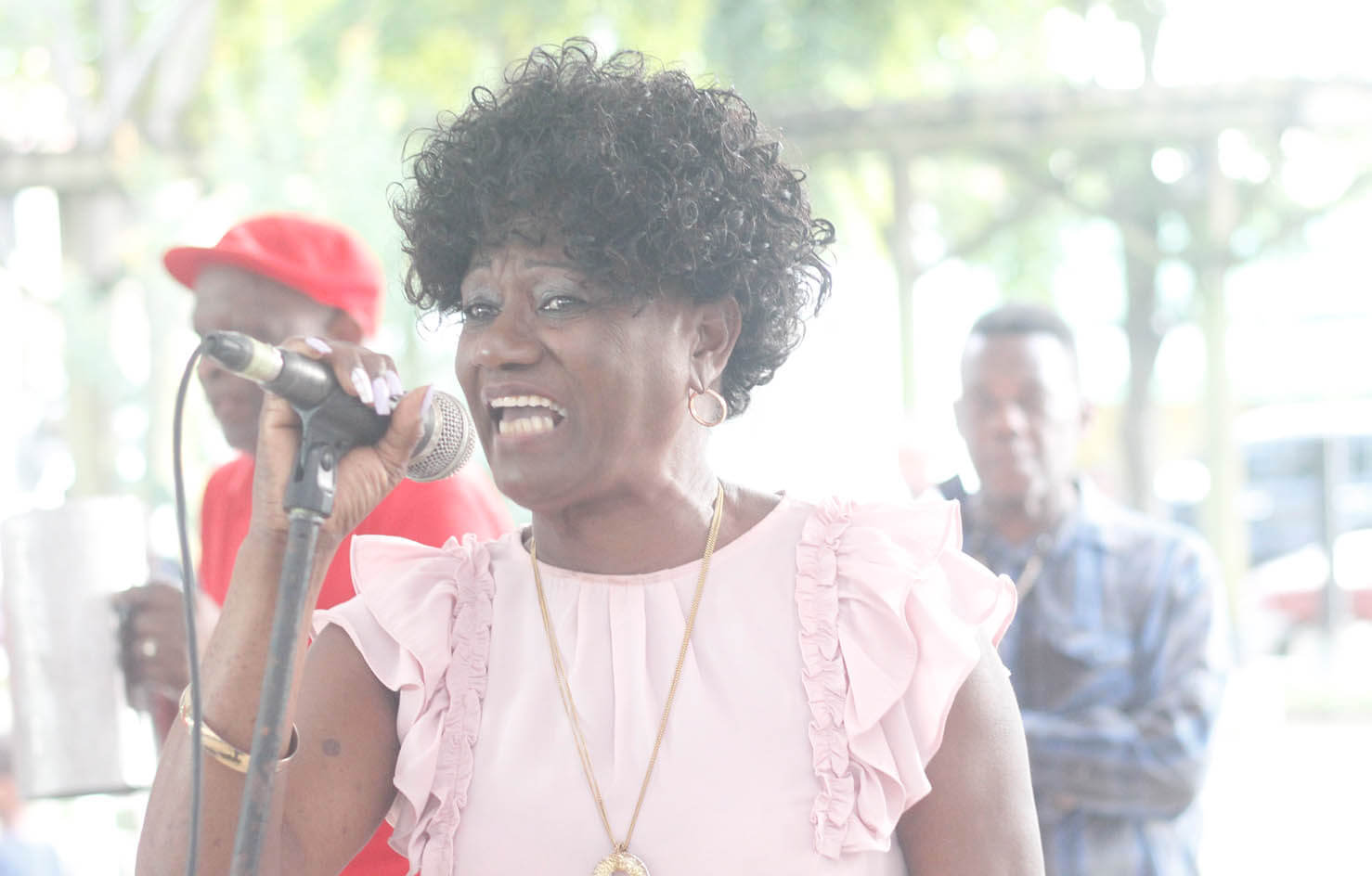 Sonia Cabral pone a bailar “Son” a cientos en parque de Villa Mella