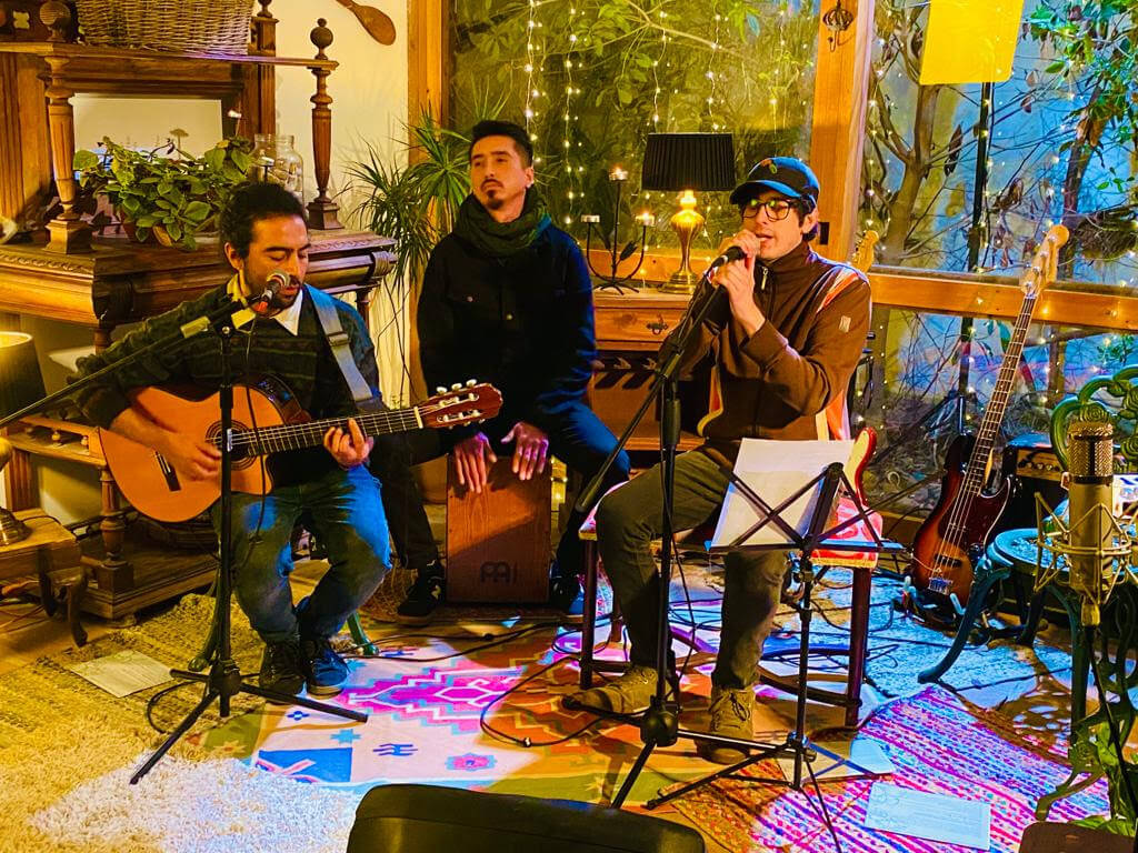 Aterrizando en la escena: Cachivaches presenta "Chimeneas"