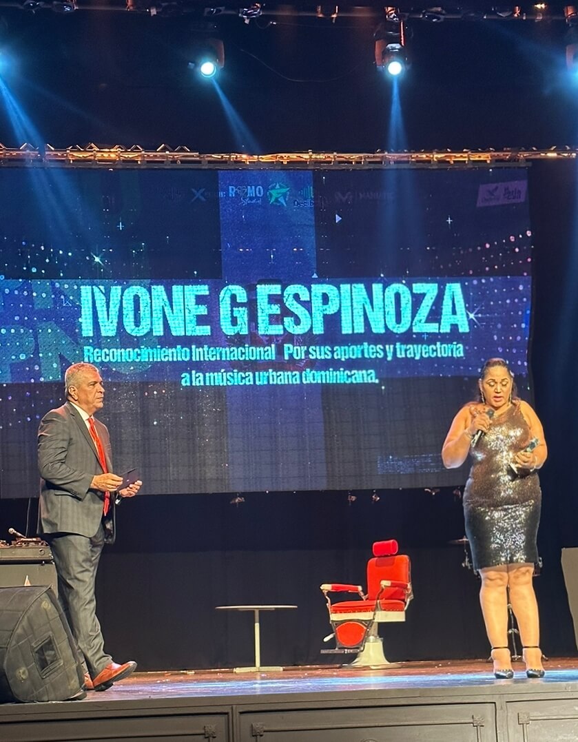 Ivon Espinosa recibe reconocimiento por trayectoria