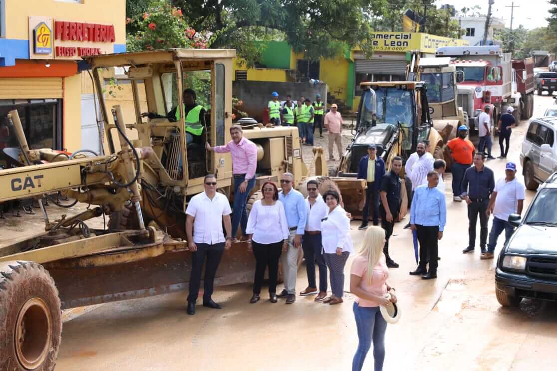 Llegaron los Reyes Magos a Las Galeras, Samaná; Agricultura construye 44 km de caminos rurales
