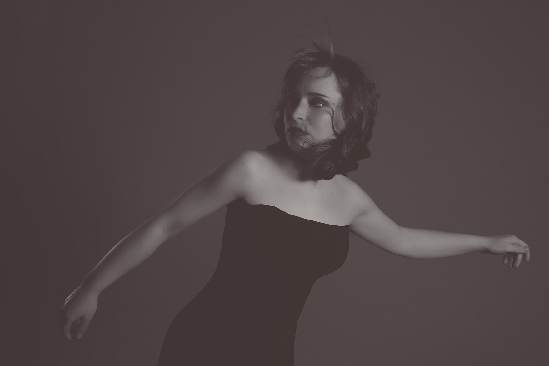 Claudia Balla comparte un visual aventurero para su emotiva nueva canción