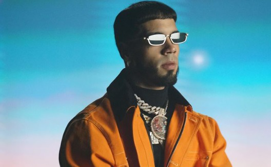 Anuel celebra el éxito mundial de su nuevo sencillo "Más rica que ayer"