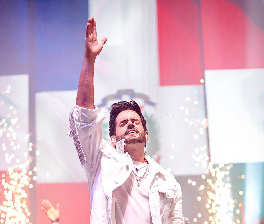 Manny Cruz llena el Palacio de los Deportes a puro merengue