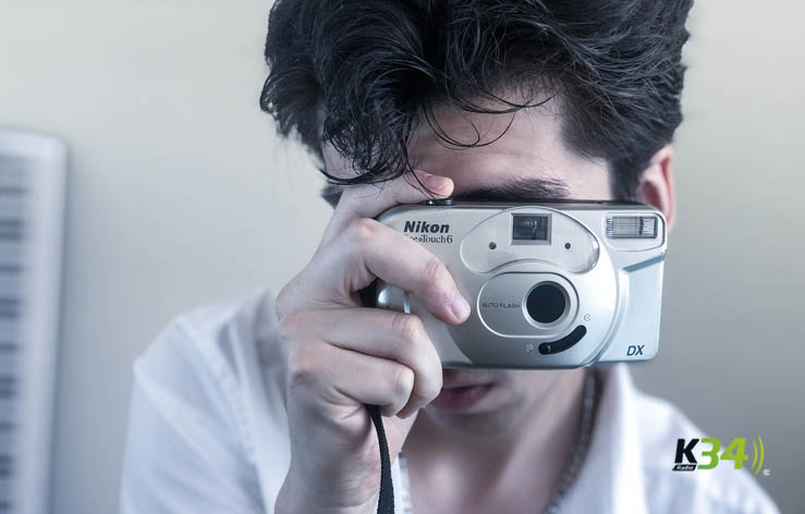 Matías Mieville cuestiona a su yo del pasado en "Simple"