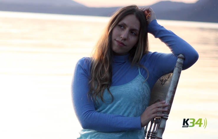 Delia Valdebenito cautiva con “Agüita”, rindiendo un culto a la naturaleza