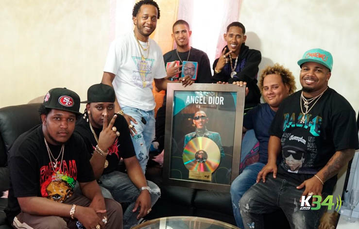 Angel Dior junto a Los Pérez 42 Récords celebran primer Disco de Oro