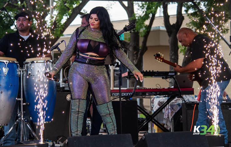 La diva mexicana Christi Lux conquista al público de Hillsboro en Estados Unidos