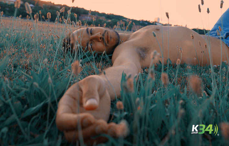 Faustino estrena “Brillo” una canción nostálgicamente alegre