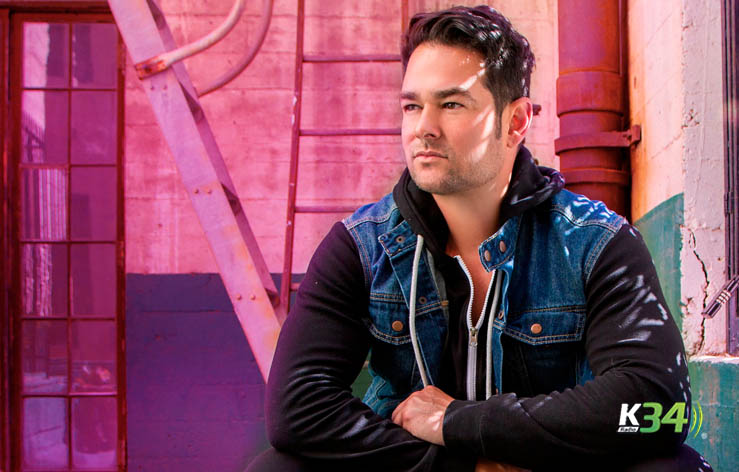 Adrian Vera canta sobre una noche de pasión inolvidable con el hit "The Heat"