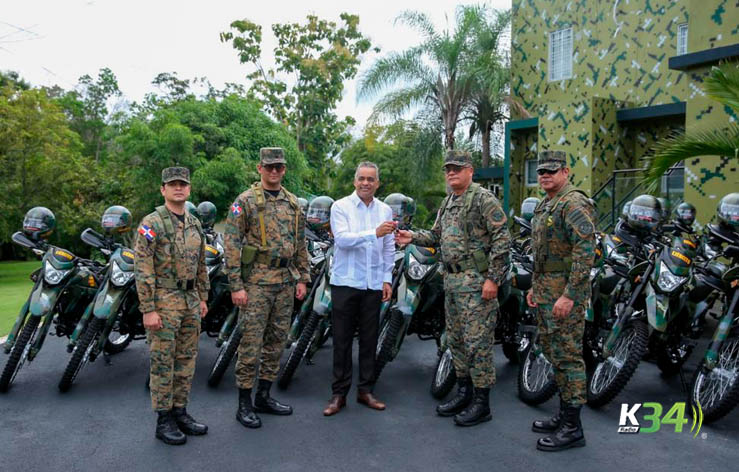 9-1-1 entrega 50 nuevas motocicletas y 200 terminales de radio al Ejército de la República