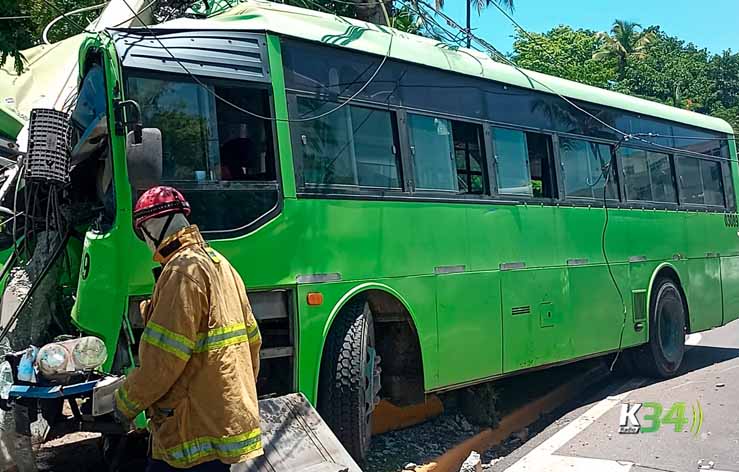 9-1-1 coordina rescate de persona atrapada en accidente de tránsito múltiple en SDE