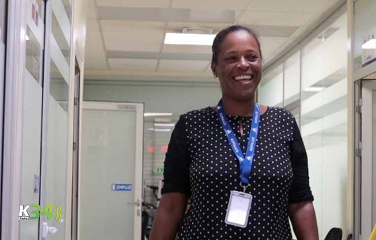 Programa Supérate contrata mujer que trabajaba como limpiavidrios