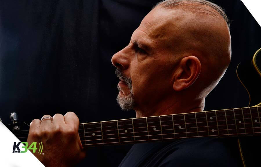 Carlos Vázquez Savina regresa con su single "Piel"