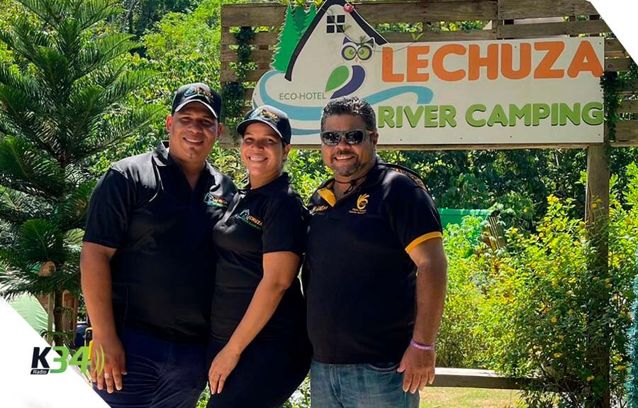 Ariel, Ruth y Mario frente al letrero Lechuza River Camping