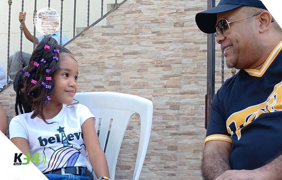 El Torito conmovido por el canto de Yanibel, una niña de 8 años