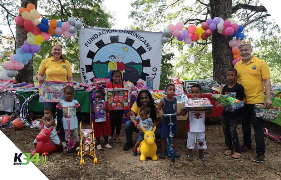 Fudonide entrega juguetes a niñas y niños de Villa Mella