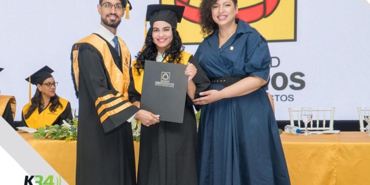 UNIREMHOS gradúa 462 profesionales; rector señala sociedad necesita volver hacia los valores