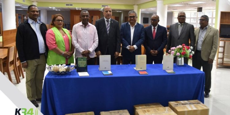 UASD Recinto Barahona recibe donación de libros