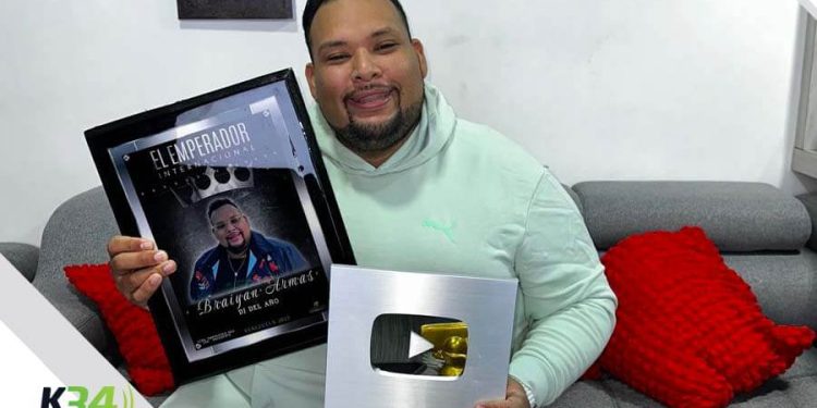 El Gordito Latino se convierte en un hito como DJ Salsero ganando su primera placa de YouTube
