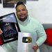 El Gordito Latino se convierte en un hito como DJ Salsero ganando su primera placa de YouTube