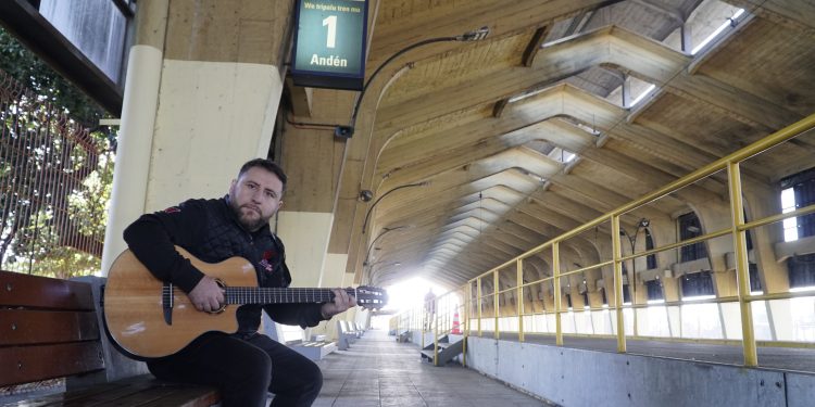 Juanjo Montecinos se prepara para repartir emotivas melodías con su nueva gira nacional "Viajero"