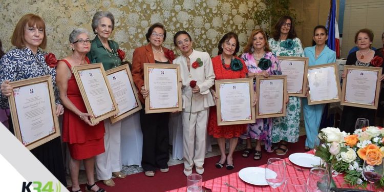 Consejo Nacional de Mujeres (CNM) Inc., reconoce a trece madres ejemplares