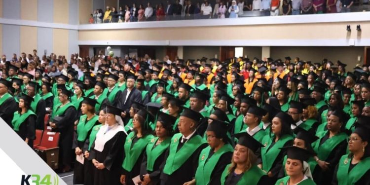 Universidad Católica celebra investidura de 420 profesionales de postgrado