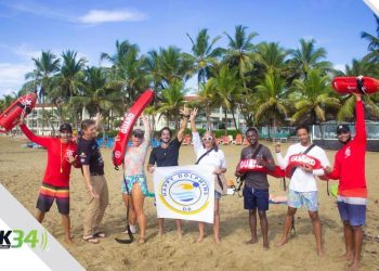 Happy Dolphins certifica salvavidas  en Cabarete