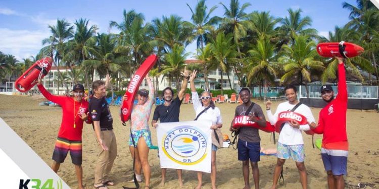 Happy Dolphins certifica salvavidas  en Cabarete