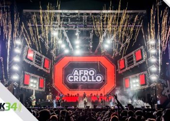 escenario de un concierto, pantalla en el centro con afro criollo