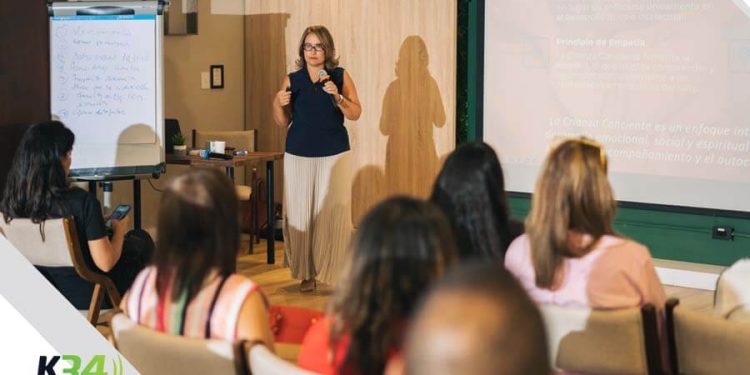 Fundación Fénix realiza charla “Crianza Consciente: Previniendo la Adicción desde el Hogar”