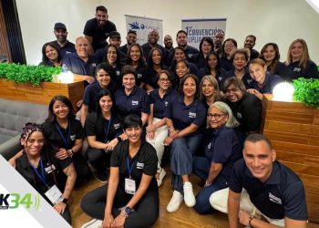 Suplitur da la bienvenida a bordo de un crucero por el Mediterráneo