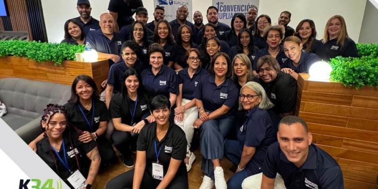 Suplitur da la bienvenida a bordo de un crucero por el Mediterráneo