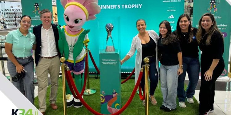 Santiago recibe con entusiasmo el trofeo del Mundial Sub-17