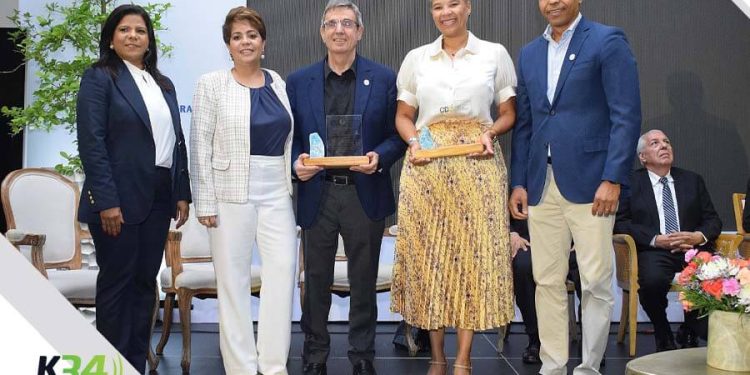Colegio Dominicano de Odontólogos entregó reconocimiento a miembros honoríficos