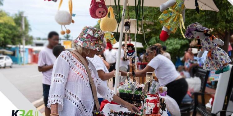 Folclore y alegría en Pedernales con la llegada del nuevo crucero