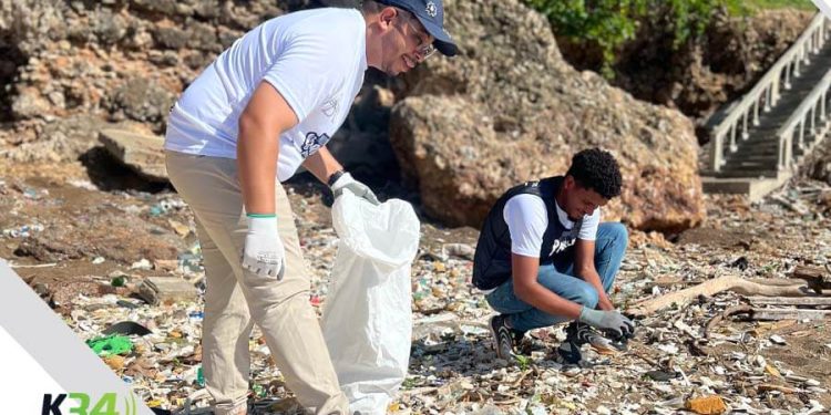 Recolectan más de 400 libras de residuos durante jornada de limpieza en playa Fuerte San Gil