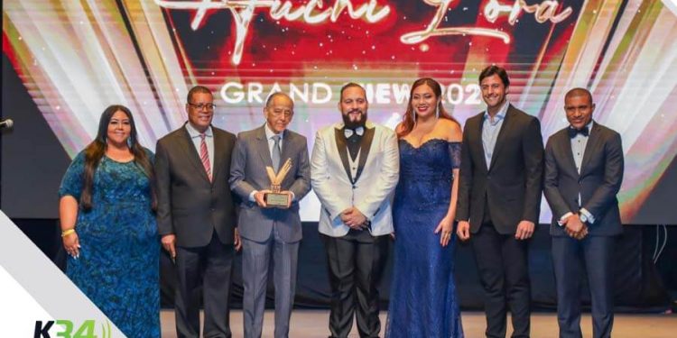 Huchi Lora: Gran Premio View Award de la SODOMEDI, en emotivo y justo ceremonial