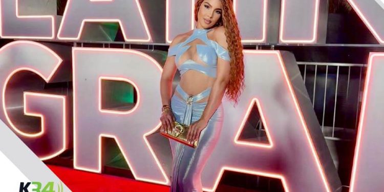 Sarodj impresiona en Latin Grammy con vestido azul coral y accesorios valorados en $27,300 dólares