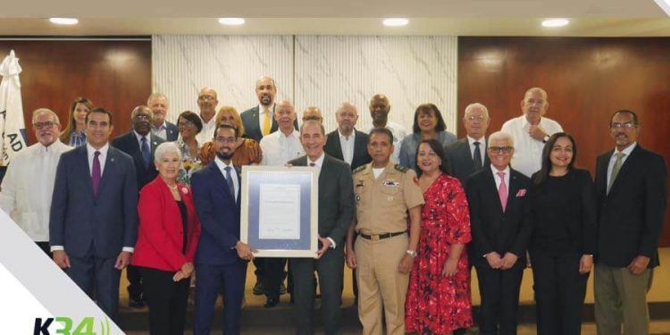 Miembros ADOU y el ministro del MESCYT