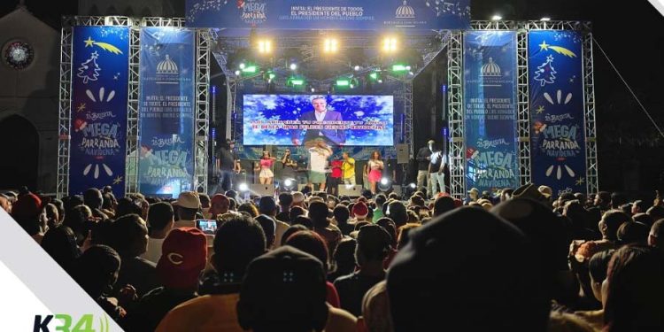 Chimbala y Steffany Constanza eclipsaron al público al interpretar junto el éxito “llegó navidad”